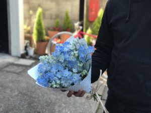 花束ブルー系 男性の先輩へ卒業祝いに 市川市の造園 観葉植物なら 株式会社彩耕園芸 リフォーム